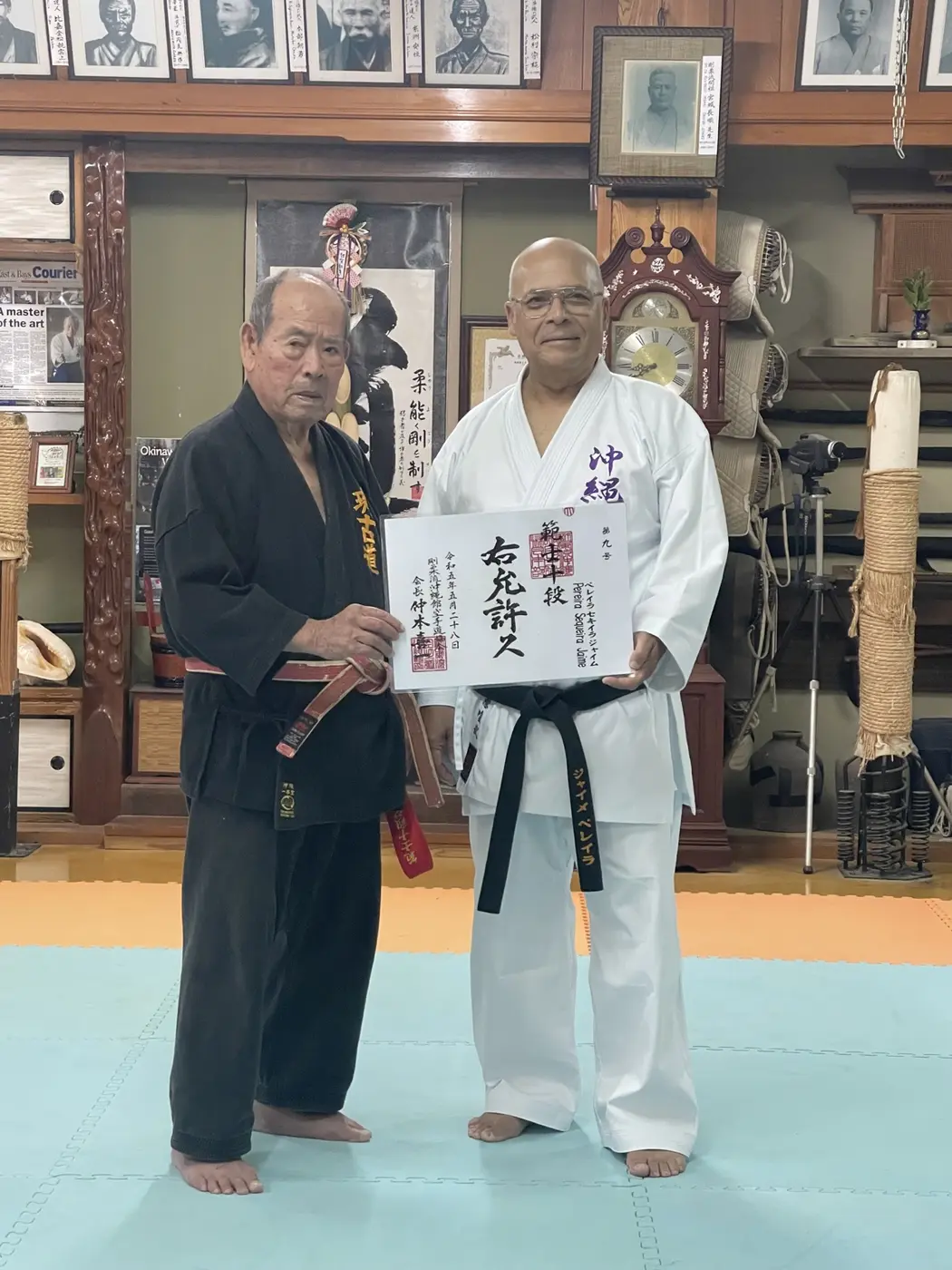 Hanshi Kiichi Nakamoto entrega o diploma de 10.º Dan ao Mestre Jaime Sequeira Pereira